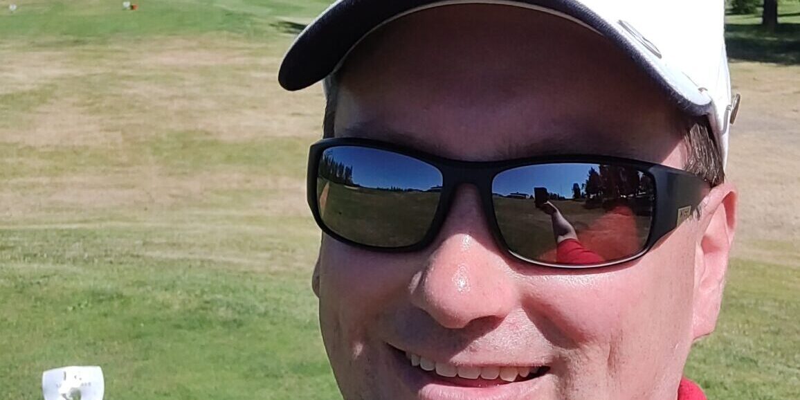 Hellepäivä kentällä – oman kehon viestit esiin Fysioterapeutti auringossa – hellepäivän vaikutus kehon vireyteen ja asentoon