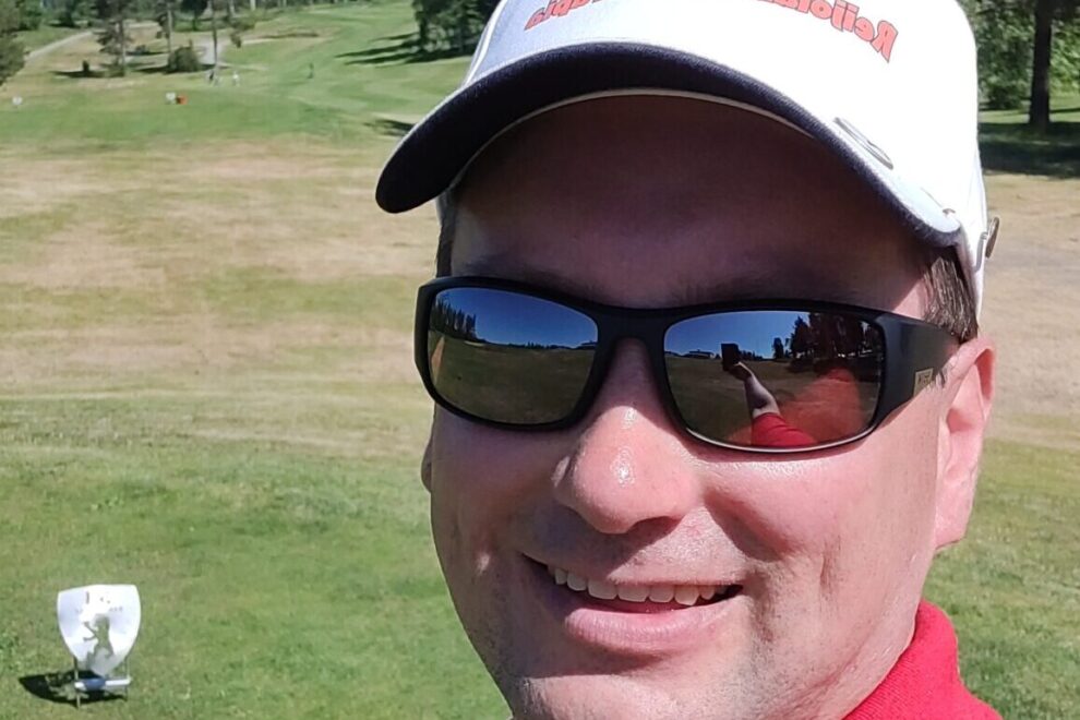 Fysioterapeutti auringossa – hellepäivän vaikutus kehon vireyteen ja asentoon