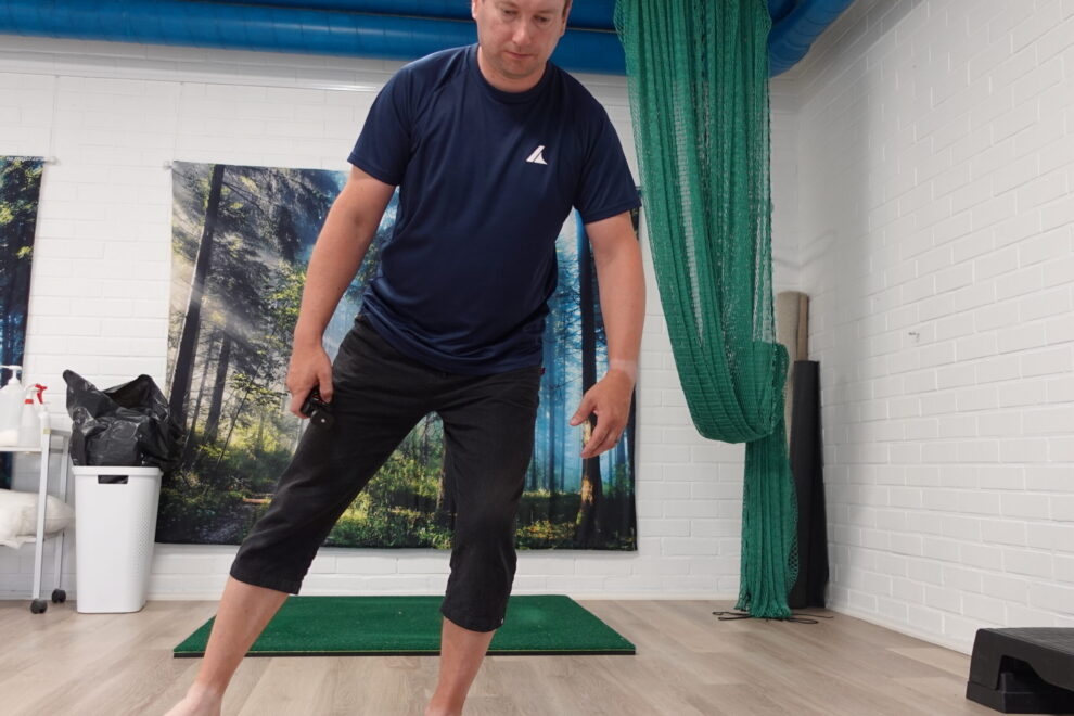 Fysioterapeutti arvioi kehon hallintaa ja asentoa vastaanotolla.