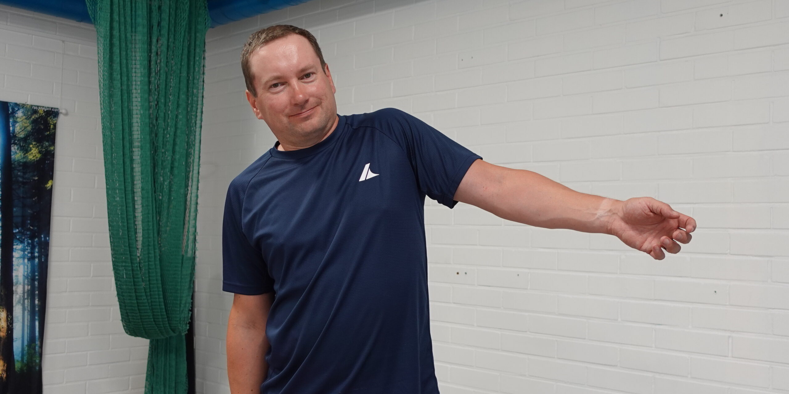 Fysioterapeutti näyttää, miltä olkapään liikerajoitus yleensä näyttää vastaanotolla Joensuussa.