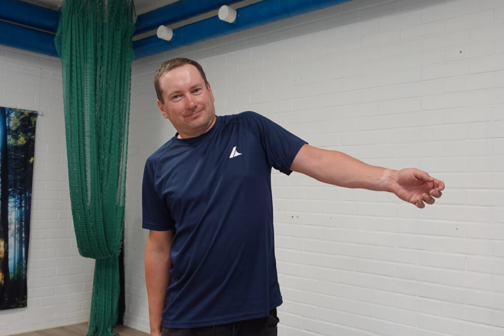 Fysioterapeutti näyttää, miltä olkapään liikerajoitus yleensä näyttää vastaanotolla Joensuussa.