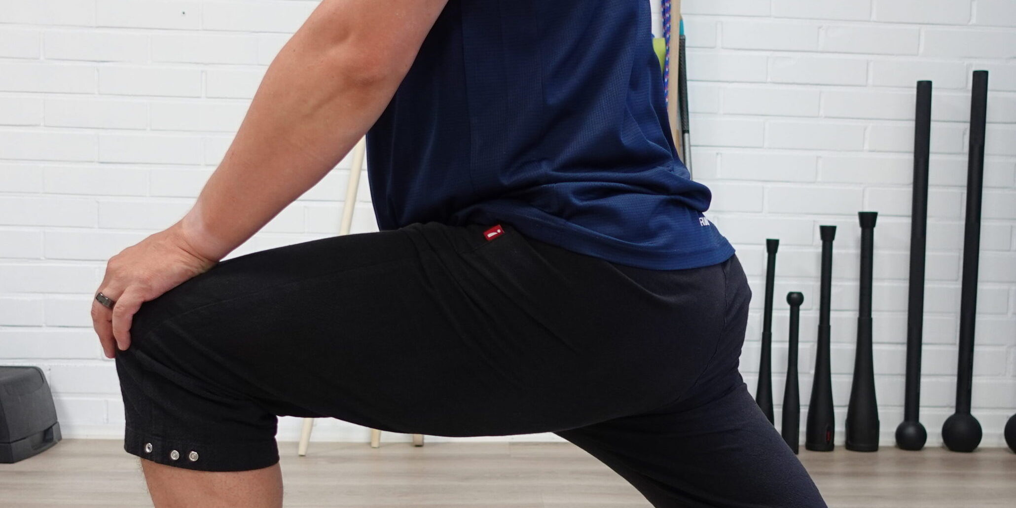 Lonkan liikerajoitus – Fysioterapia Joensuussa Fysioterapeutti näyttää, miltä lonkan liikerajoitus voi näkyä ja ohjaa liikkuvuutta lisäävää harjoitetta vastaanotolla Joensuussa.