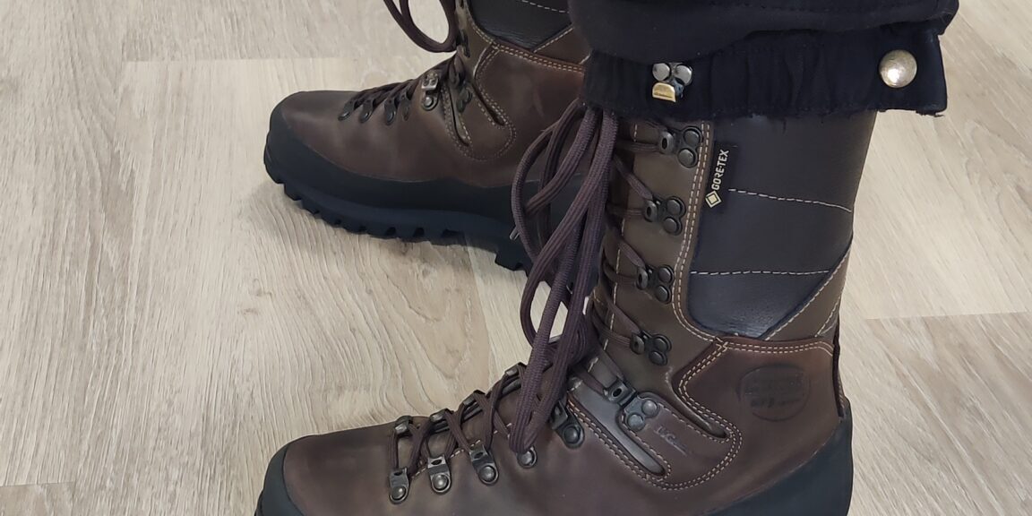 Tukipohjalliset Joensuu – kuormituksen tasaaminen Fysioterapeutti sovittaa asiakkaan jalkaan yksilöllistä tukipohjallista Reijolan Fysioterapiassa Joensuussa.