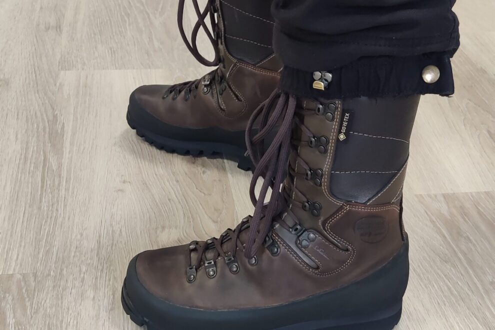 Fysioterapeutti sovittaa asiakkaan jalkaan yksilöllistä tukipohjallista Reijolan Fysioterapiassa Joensuussa.