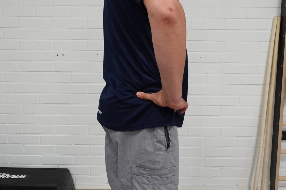 Fysioterapeutti näyttää trochanter bursan sijainnin lonkan ulkosivulla kipukohdan havainnollistamiseksi.