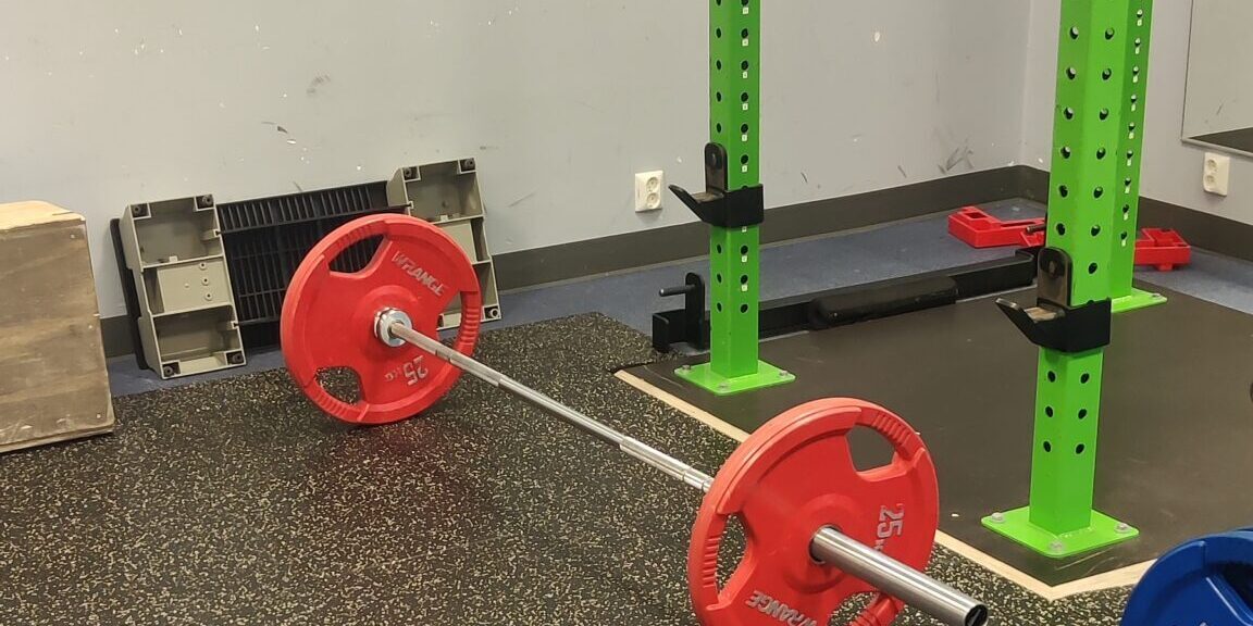 Punttitanko levypainojen kanssa, golfarin voimaharjoittelun symboli