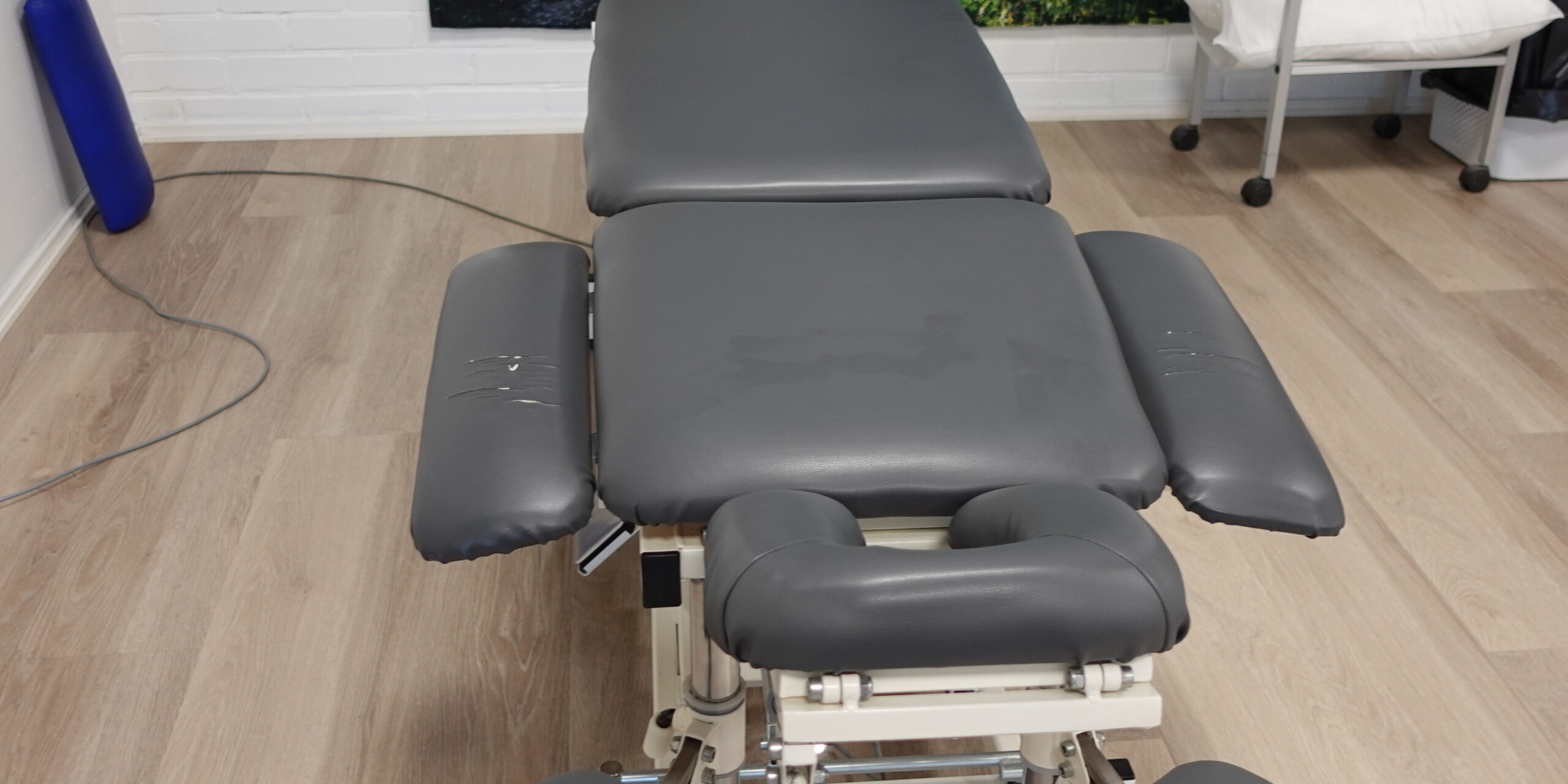 Rauhallinen hierontahuone Joensuussa, tyhjä hierontapöytä ja pehmeä valaistus – kuva välittää palautumisen ja rentoutumisen tunnelmaa.