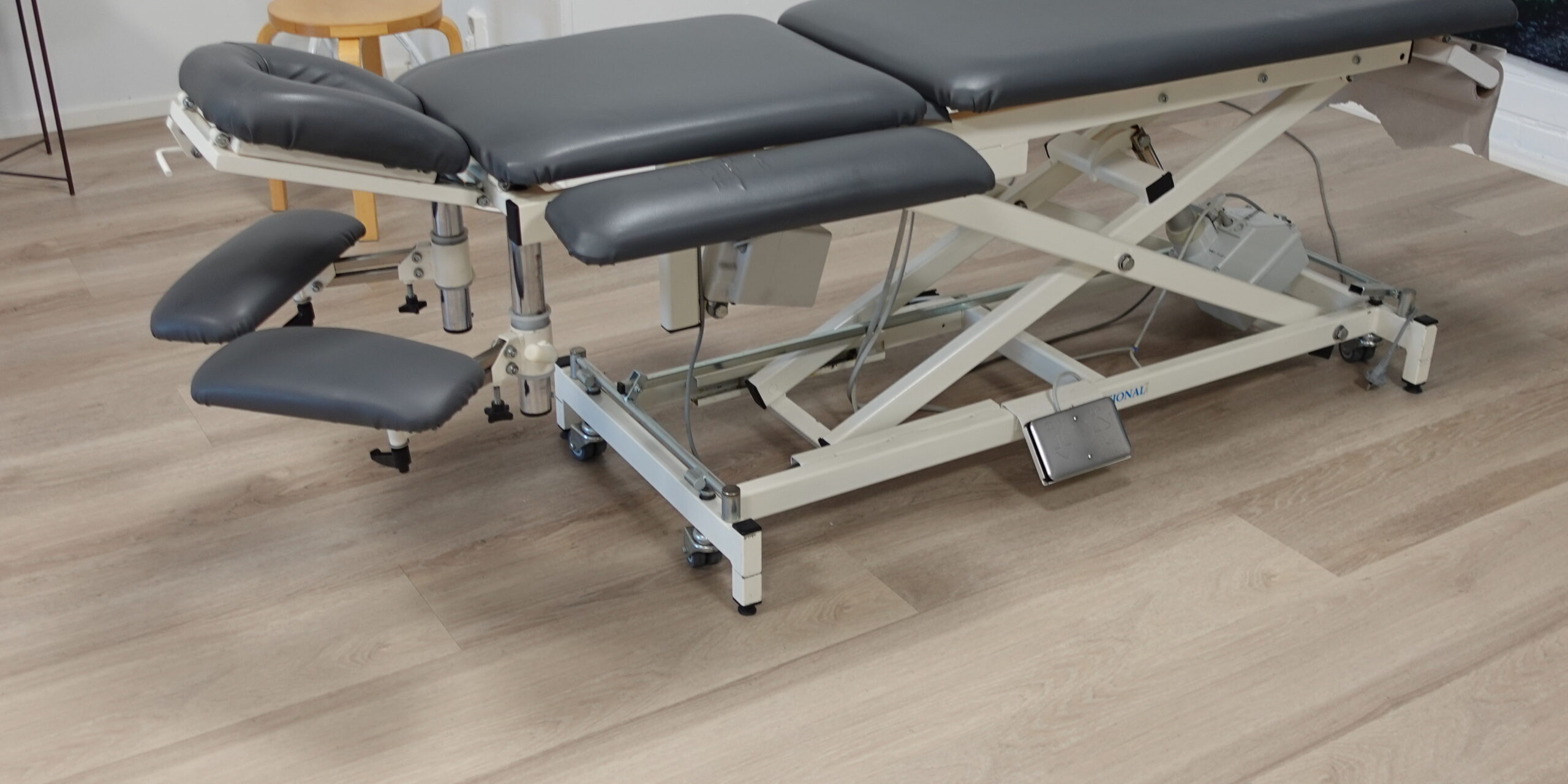 Hieronta Joensuussa – alaraajojen kuormituksen helpottajana Tyhjä hierontapöytä rauhallisessa ympäristössä – hieronta Joensuussa auttaa vähentämään alaraajojen kuormitusta ja tukee palautumista.