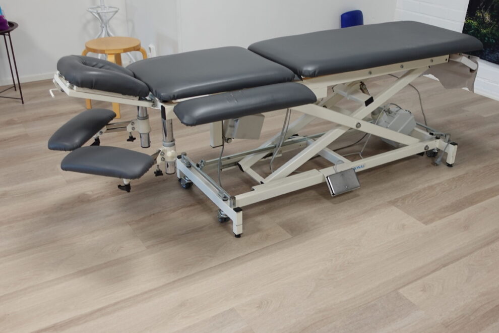 Tyhjä hierontapöytä rauhallisessa ympäristössä – hieronta Joensuussa auttaa vähentämään alaraajojen kuormitusta ja tukee palautumista.