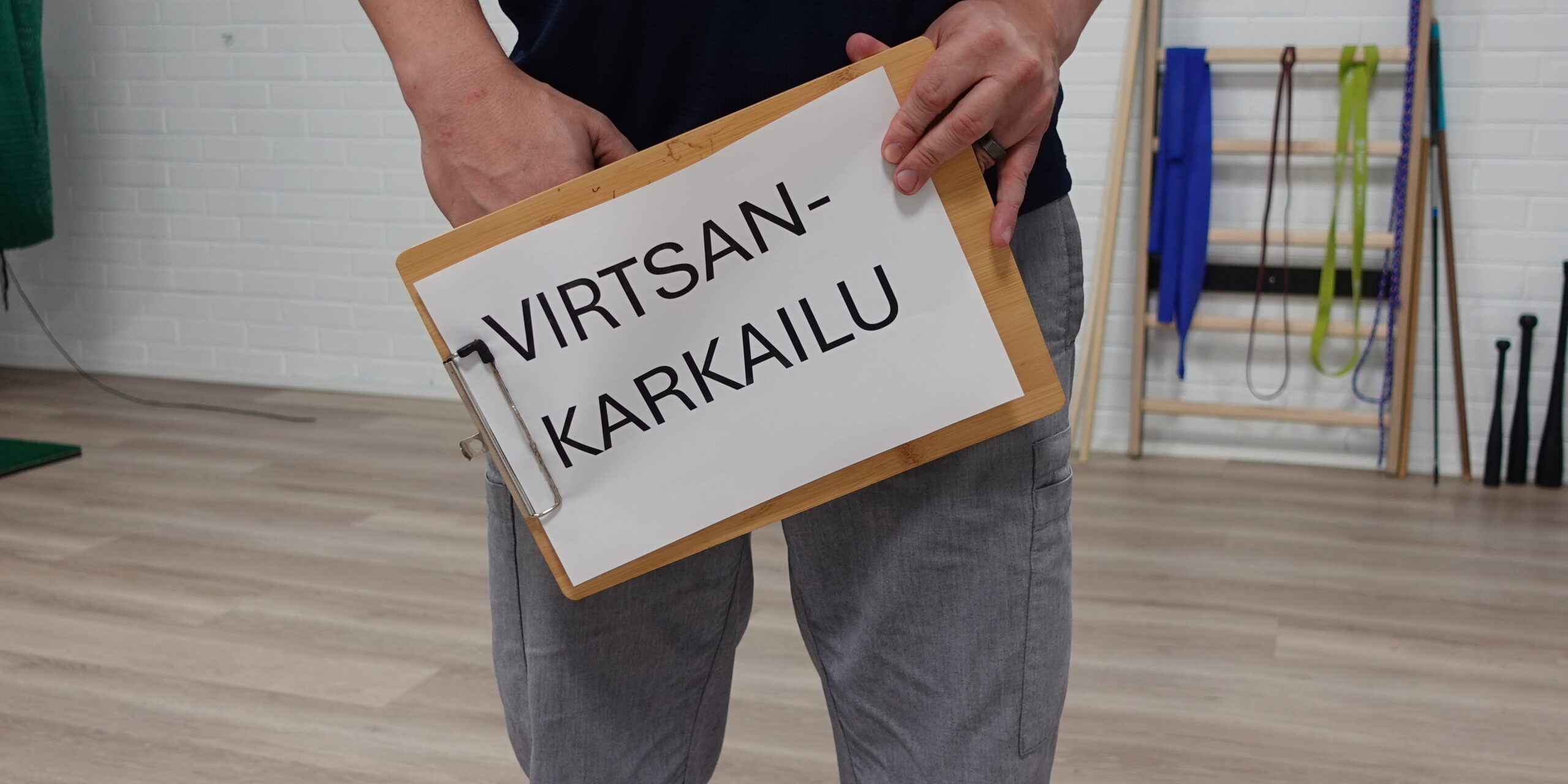 Miesten lantionpohjan fysioterapia Joensuussa – virtsaamisen hallinta Mies pitää kansiota, jossa lukee “Virtsankarkailu”. Kuva liittyy miesten lantionpohjan fysioterapiaan Joensuussa ja virtsaamisen hallinnan ongelmien hoitoon.