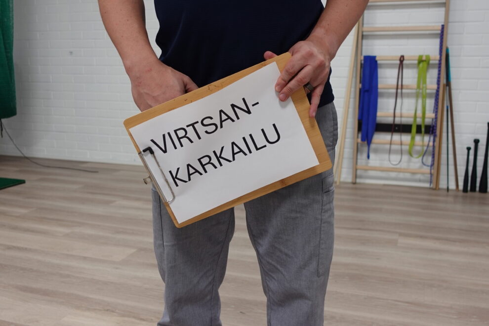 Mies pitää kansiota, jossa lukee “Virtsankarkailu”. Kuva liittyy miesten lantionpohjan fysioterapiaan Joensuussa ja virtsaamisen hallinnan ongelmien hoitoon.