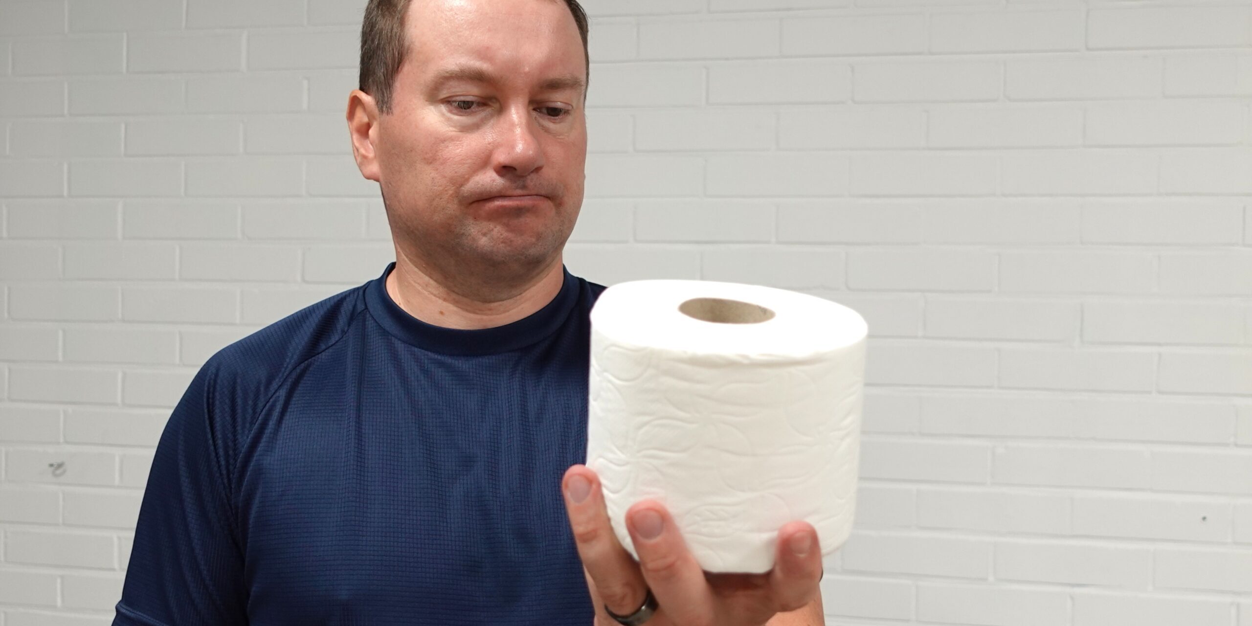 Jäätynyt olkapää vaikeuttaa yllättäviä arjen liikkeitä Henkilö havainnollistaa jäätyneen olkapään aiheuttamaa sisäkierron rajoitusta, joka vaikeuttaa arjen toimintoja kuten wc-käyntejä