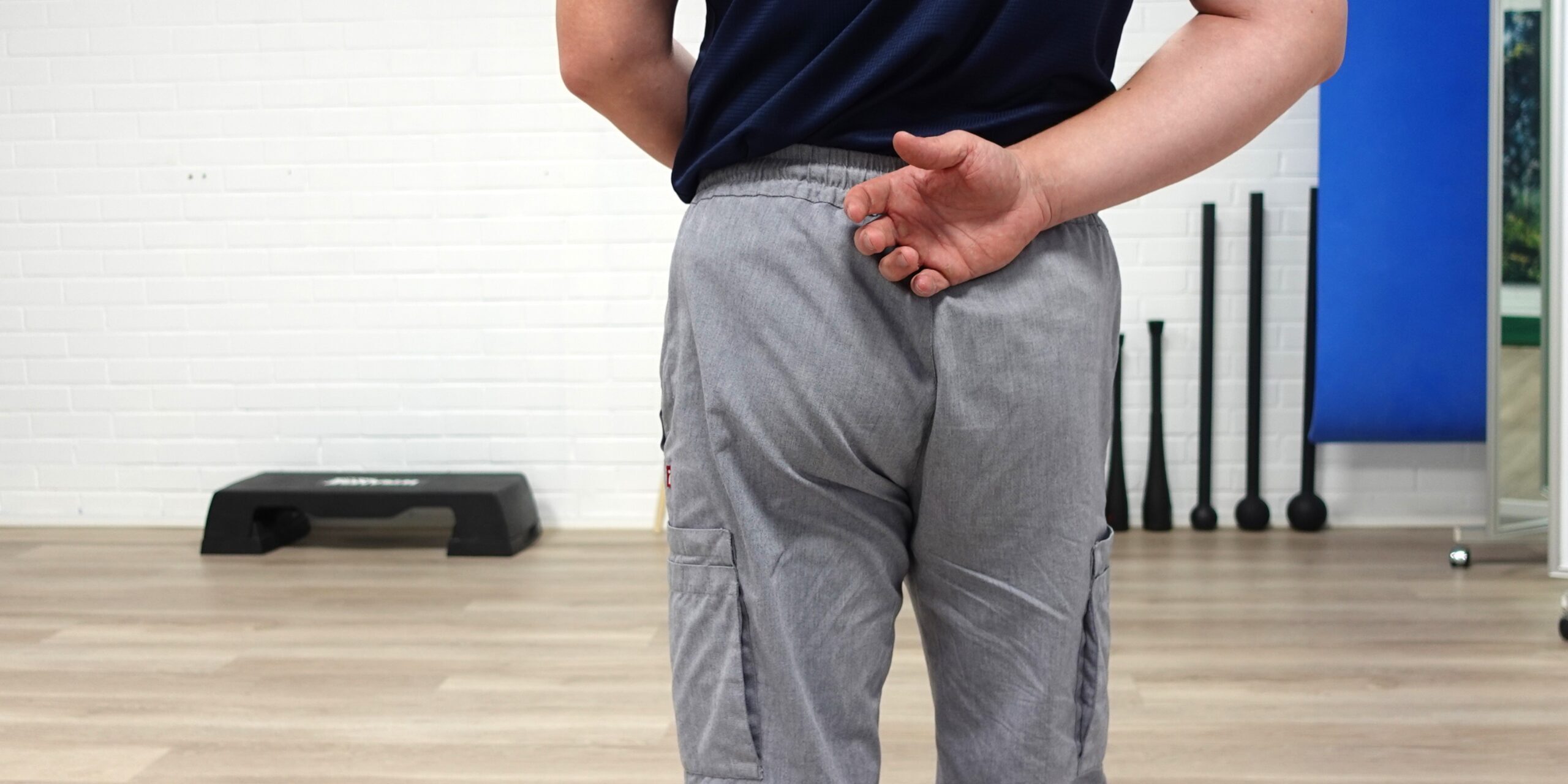 Selkäkipu ja kuormituksen korjaus tukipohjallisilla – fysioterapia Joensuussa Fysioterapeutti näyttää, miten jalan asento vaikuttaa selän kuormitukseen. Kuva liittyy selkäkivun helpottamiseen ja kuormituksen tasaamiseen tukipohjallisten avulla fysioterapiassa Joensuussa.