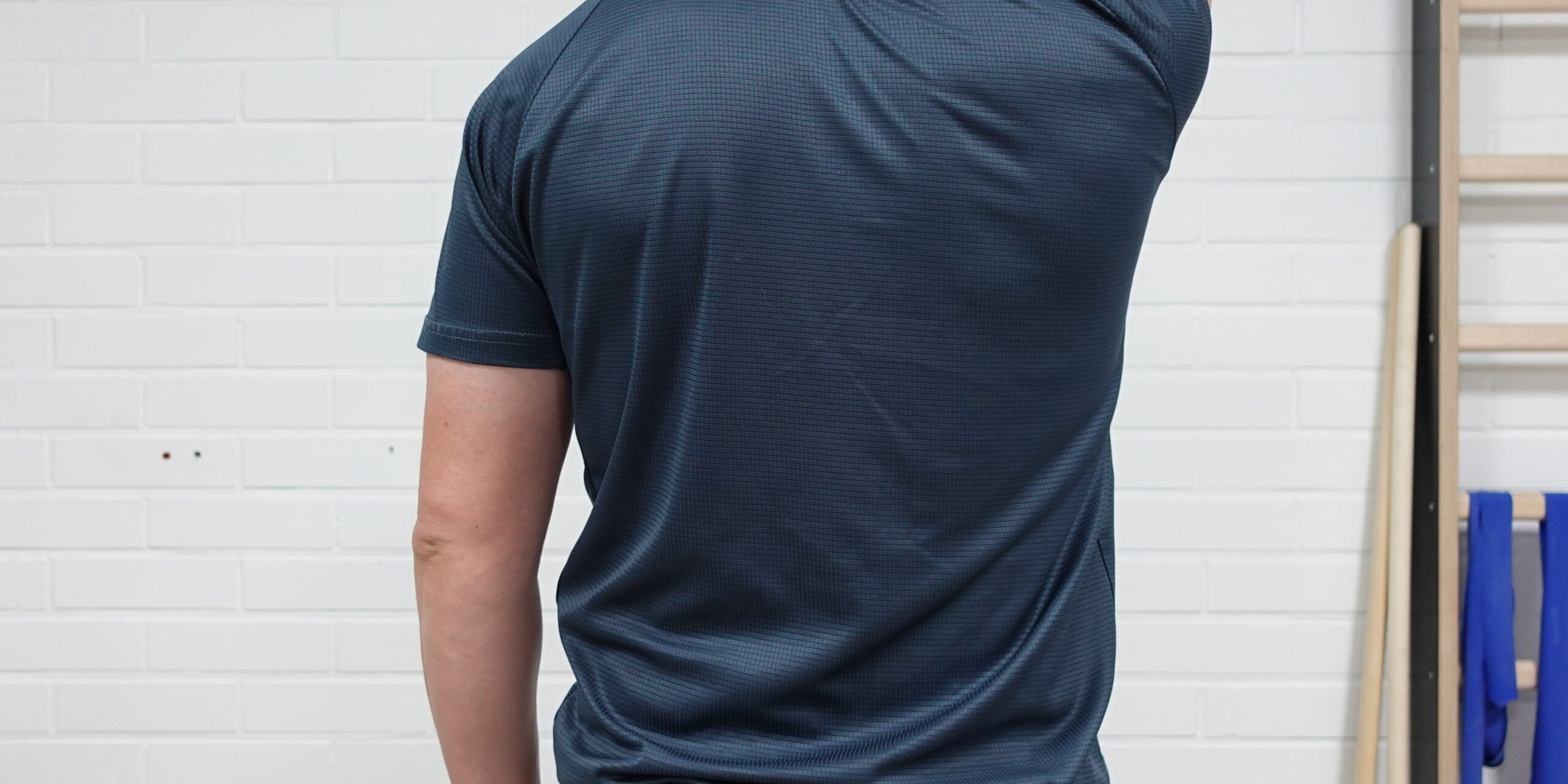 Niska-hartiaseudun kuormitus – fysioterapia Joensuu Henkilö kuvattuna selän takaa, pää kevyesti eteenpäin nojaten ja käsi niskan päällä. Kuva havainnollistaa asentoa, joka liittyy niska-hartiaseudun kuormitukseen vuoden lopussa.