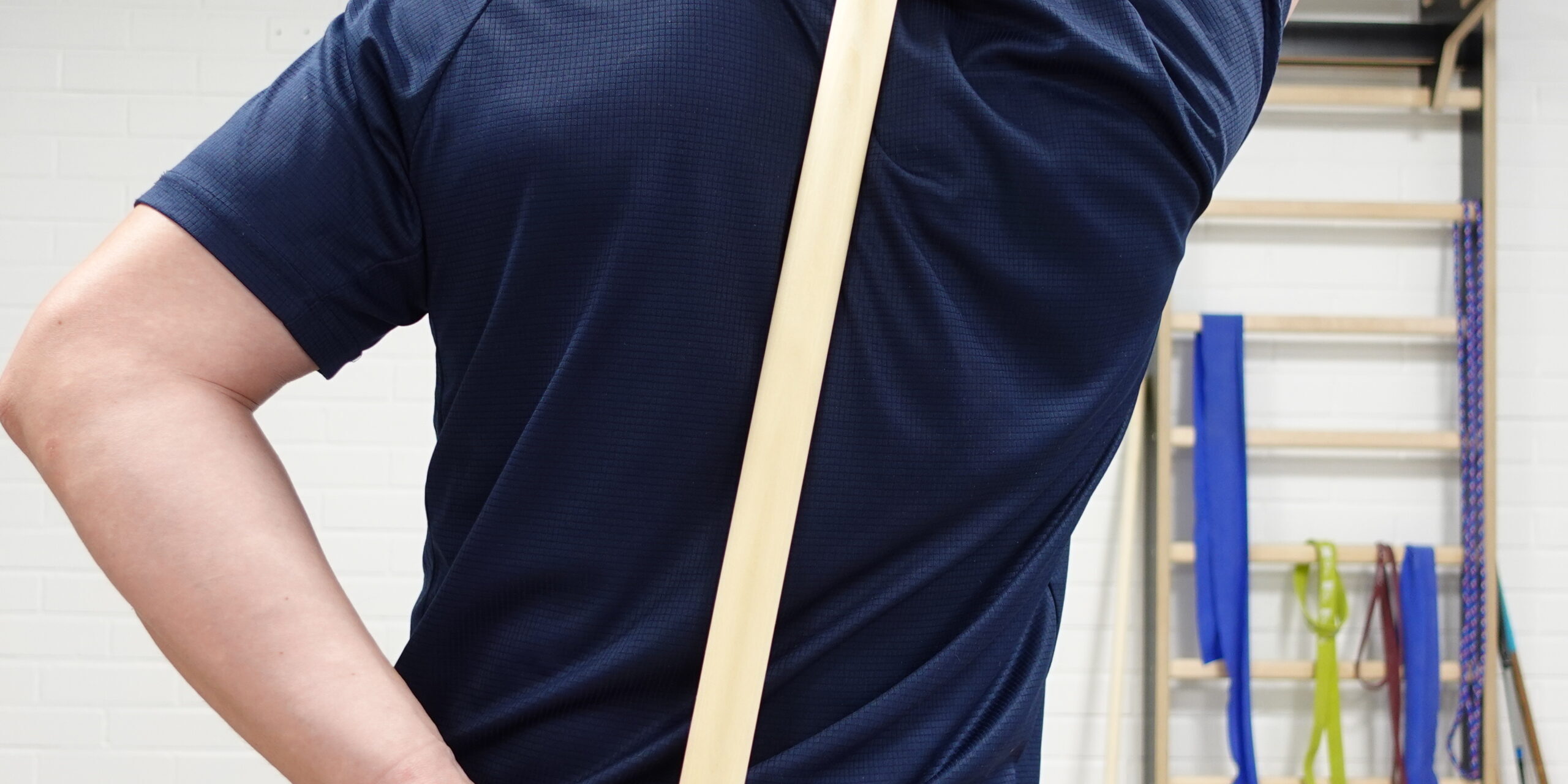 Rintarangan jäykkyys aiheuttaa niskakipua – sivutaivutus kepin kanssa parantaa liikkuvuutta ja vähentää oireita