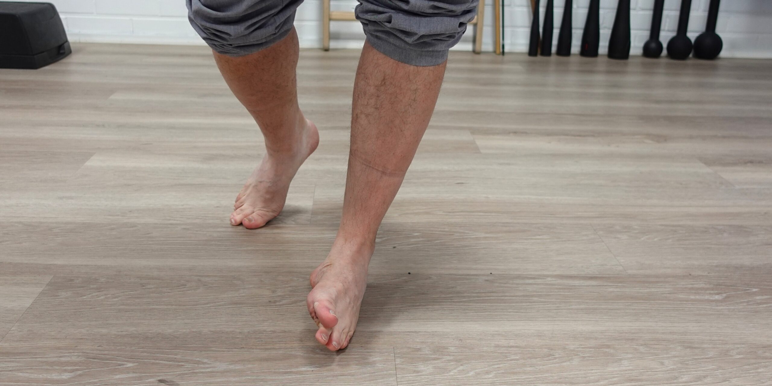 Nilkka kääntyy voimakkaasti sisään kävelyaskelen aikana