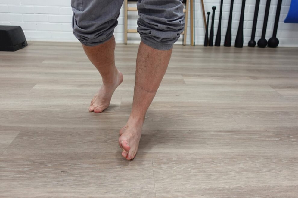 Nilkka kääntyy voimakkaasti sisään kävelyaskelen aikana