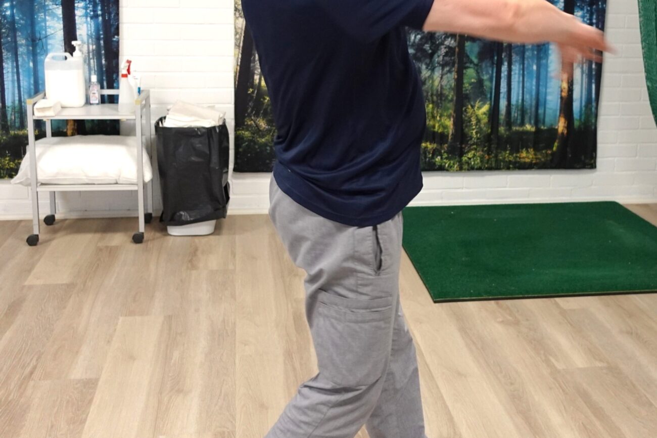 Yläraajan heittoliike, jossa lapaluu liikkuu suhteessa rintakehään