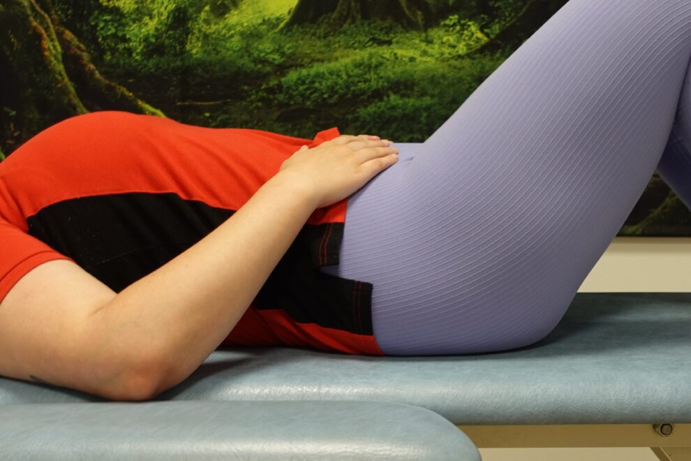 Fysioterapeutti ohjaa lantionpohjan harjoittelu synnytyksen jälkeisessä hoidossa