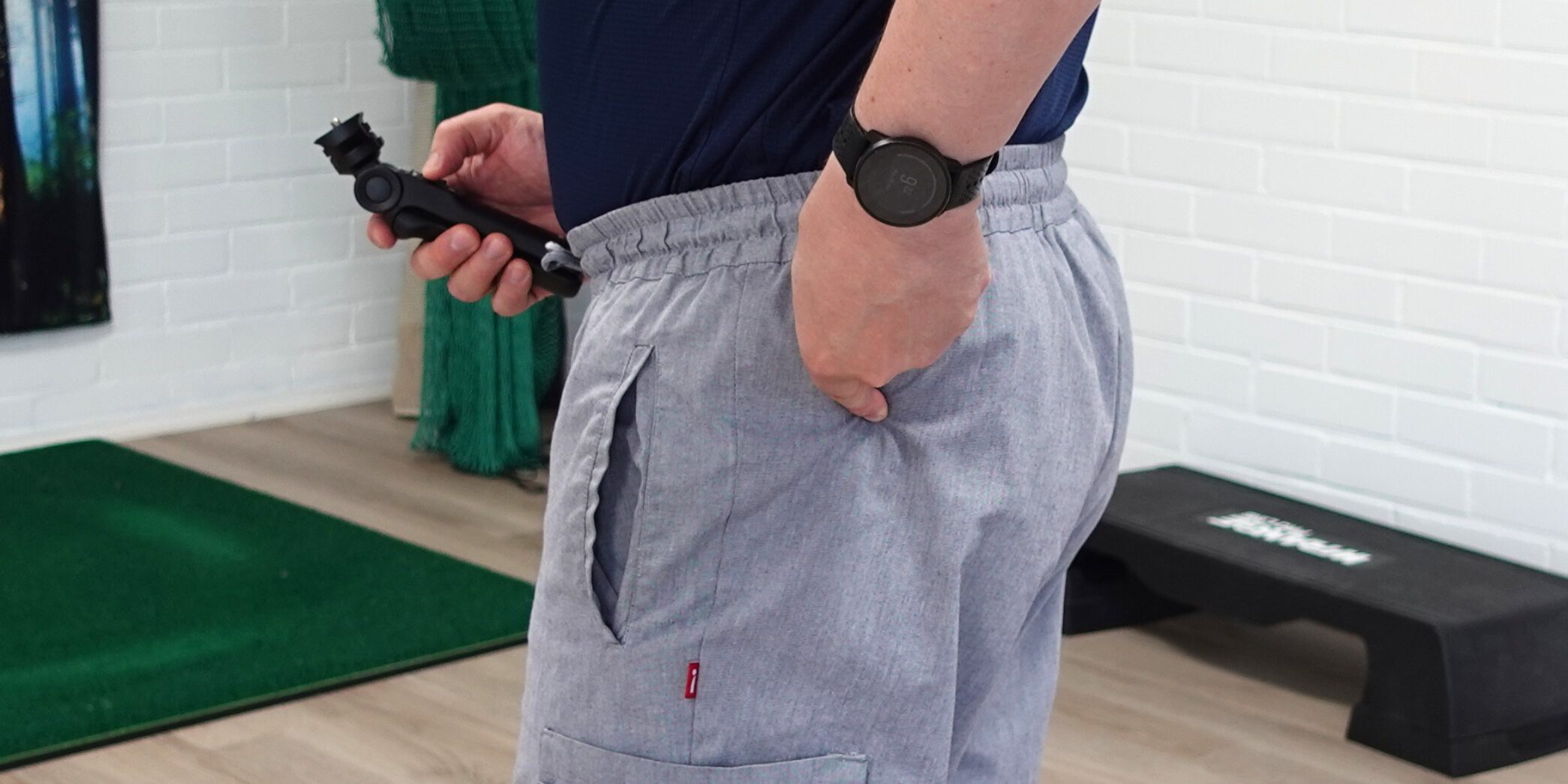 Piriformis-lihaksen sijainti pakarassa osoitettuna Fysioterapeutti Teppo Holopainen osoittaa sormella piriformis-lihaksen sijaintia pakarassa havainnollistaen piriformis-oireyhtymän kipualuetta Reijolan Fysioterapiassa Joensuussa