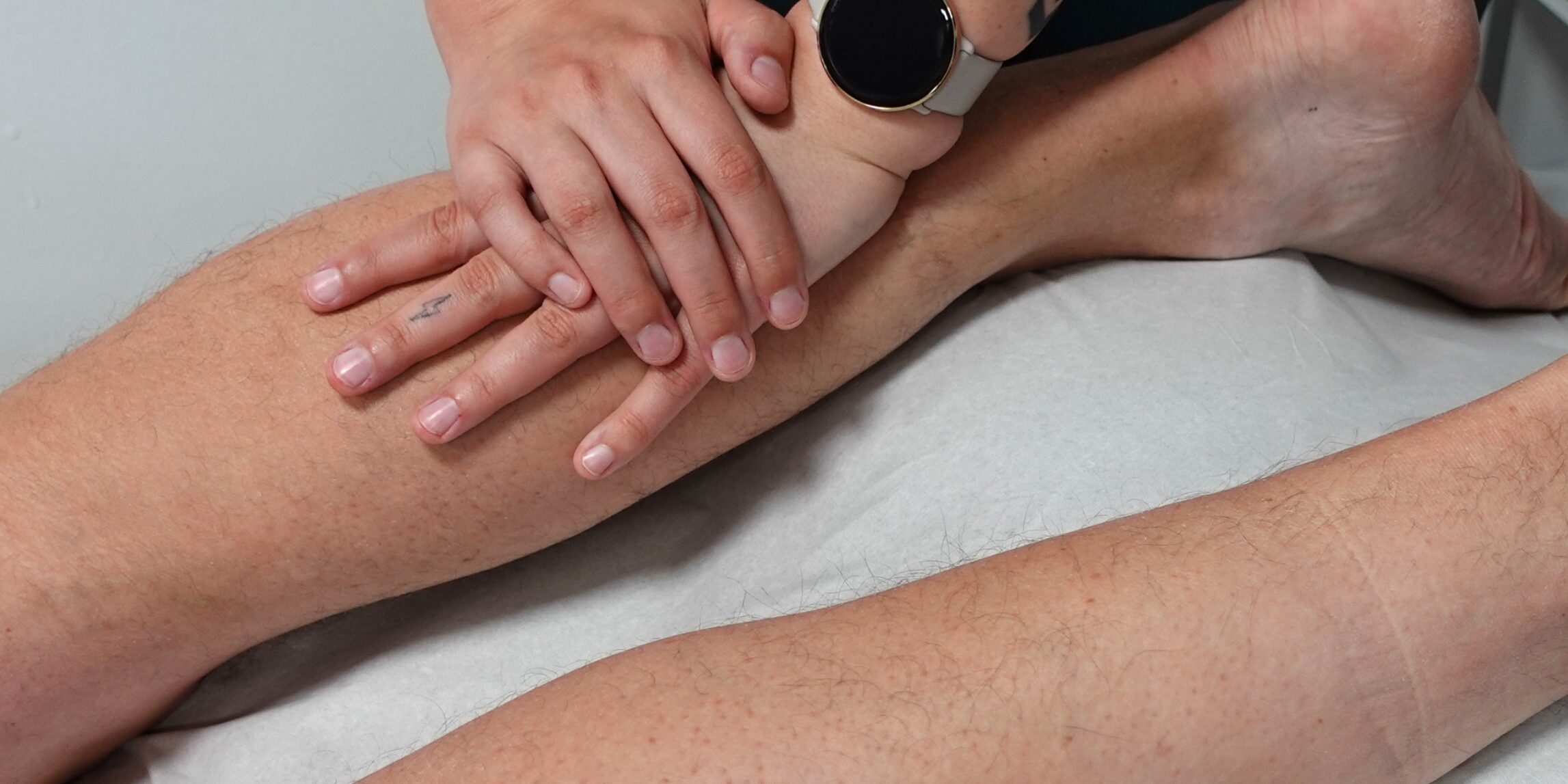Pohkeiden hieronta fibromyalgian hoidossa Reijolan Fysioterapiassa Joensuussa Lähikuva pohkeiden hierontaotteesta havainnollistamassa hierontakäsittelyä fibromyalgian oireiden lievittämisessä Reijolan Fysioterapiassa Joensuussa