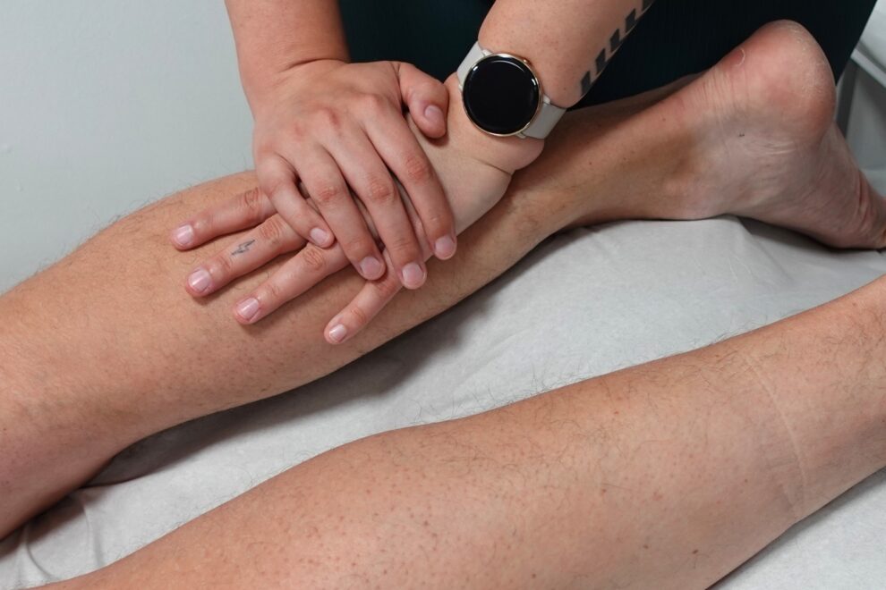Lähikuva pohkeiden hierontaotteesta havainnollistamassa hierontakäsittelyä fibromyalgian oireiden lievittämisessä Reijolan Fysioterapiassa Joensuussa
