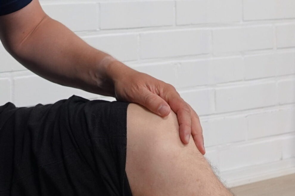 Kuva polvesta ja käden painalluksesta polven alueelle havainnollistamassa polttavan polvikivun tutkimista Reijolan Fysioterapiassa Joensuussa