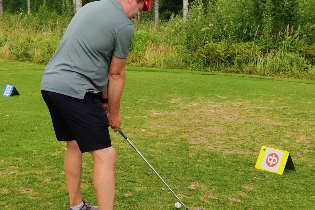Golfari seisoo perusasennossa ennen lyöntiä havainnollistamassa golfin vaatimuksia keholle Reijolan Fysioterapiassa Joensuussa