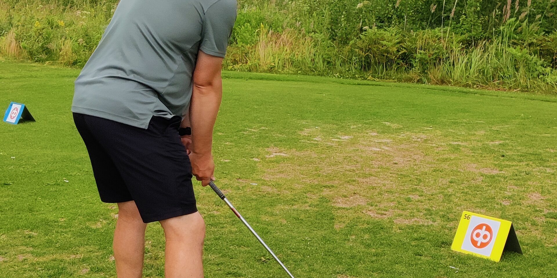 Golfari seisoo perusasennossa ennen lyöntiä havainnollistamassa golfin vaatimuksia keholle Reijolan Fysioterapiassa Joensuussa