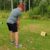 Golfari seisoo perusasennossa ennen lyöntiä havainnollistamassa golfin vaatimuksia keholle Reijolan Fysioterapiassa Joensuussa
