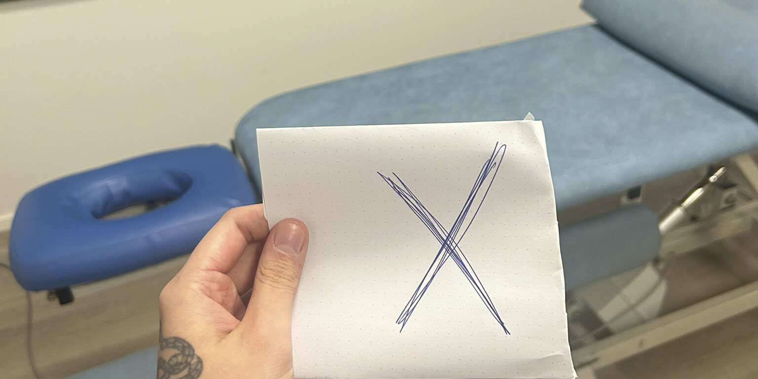 Milloin raskaushieronta ei sovi Hoitopöytä jonka edessä on X-merkki kuvaamassa raskaushieronnan vasta-aiheita