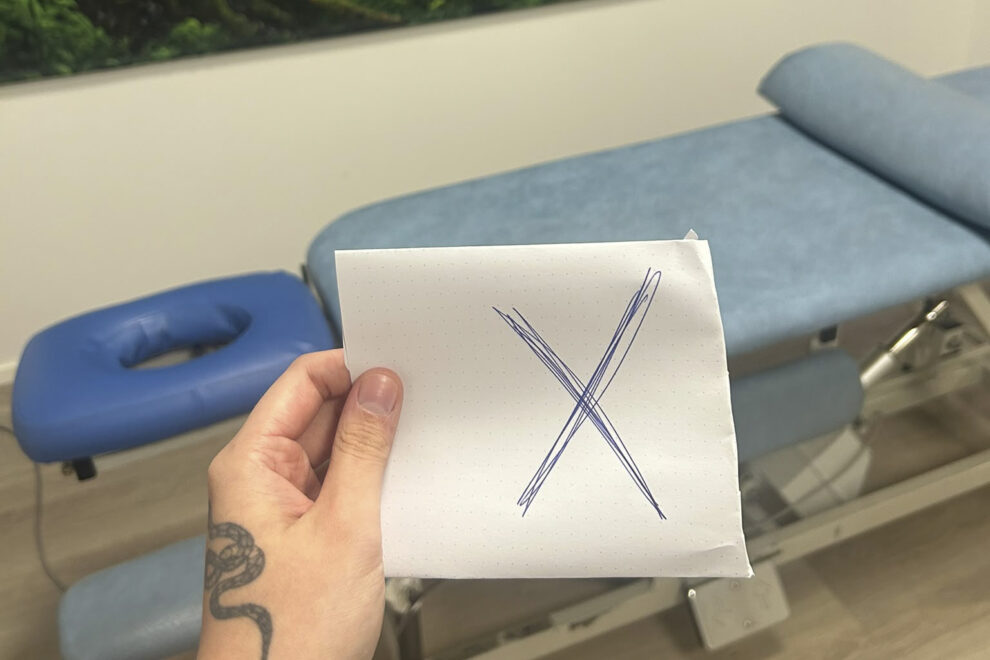 Hoitopöytä jonka edessä on X-merkki kuvaamassa raskaushieronnan vasta-aiheita